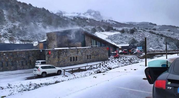 La base de la estación de Fuentes de Invierno, ayer, cubierta por la nieve.