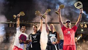 Los campeones del Italy Major con sus trofeos