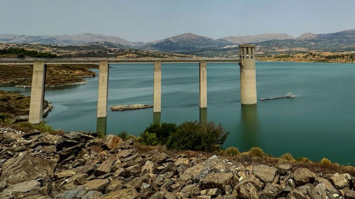La Viñuela permanece casi a la mitad de su aforo a estas alturas del año.