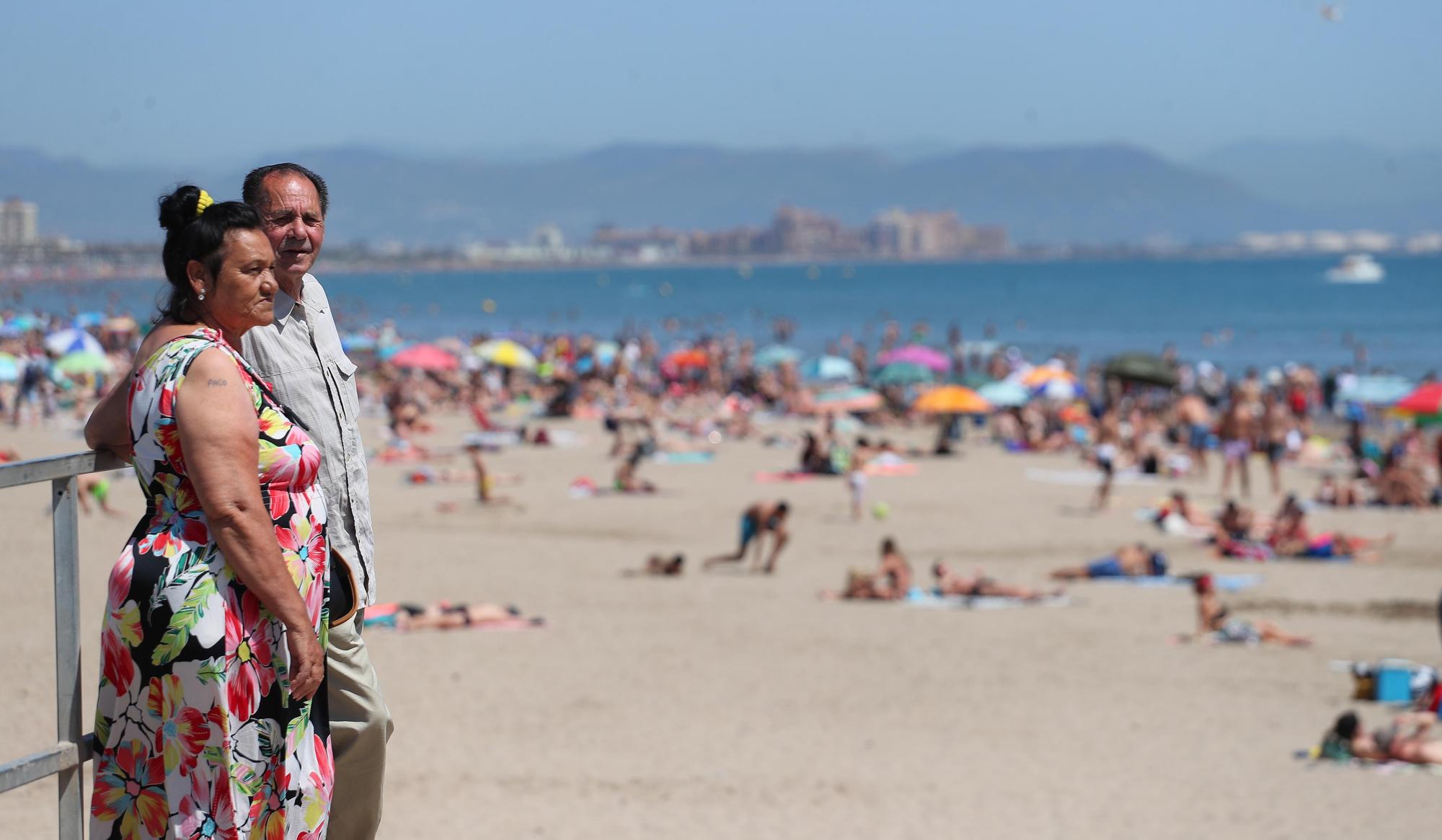 Las playas de València, llenazo previo al verano