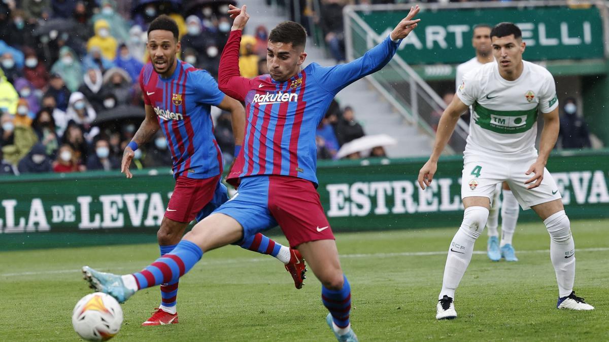 Ferran Torres, marca gol contra el Elche durante el partido de la jornada 27 de Liga en Primera División, que se juega hoy domingo en el estadio Martínez Valero en Elche