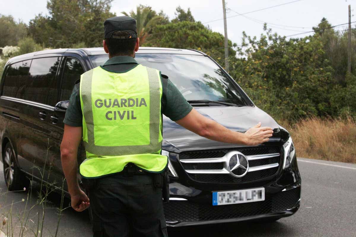 Macrodispositivo policial contra los taxis pirata en Ibiza