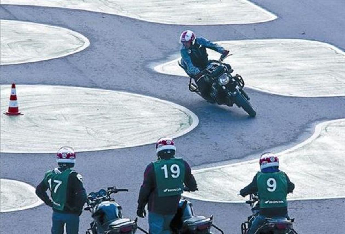 Preparats8 Alumnes en una classe de conducció segura de motos a Santa Perpètua de Mogoda. Preparats8 Alumnes en una classe de conducció segura de motos a Santa Perpètua de Mogoda.