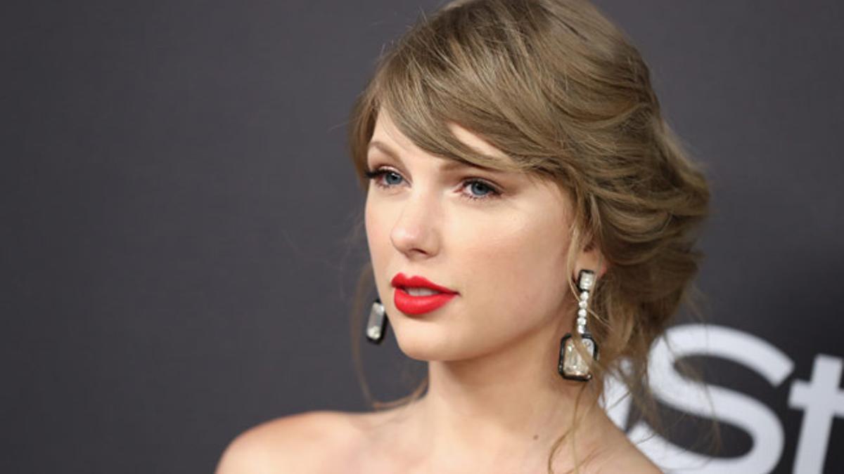 Taylor Swift posa en una de las fiestas post Globos de Oro