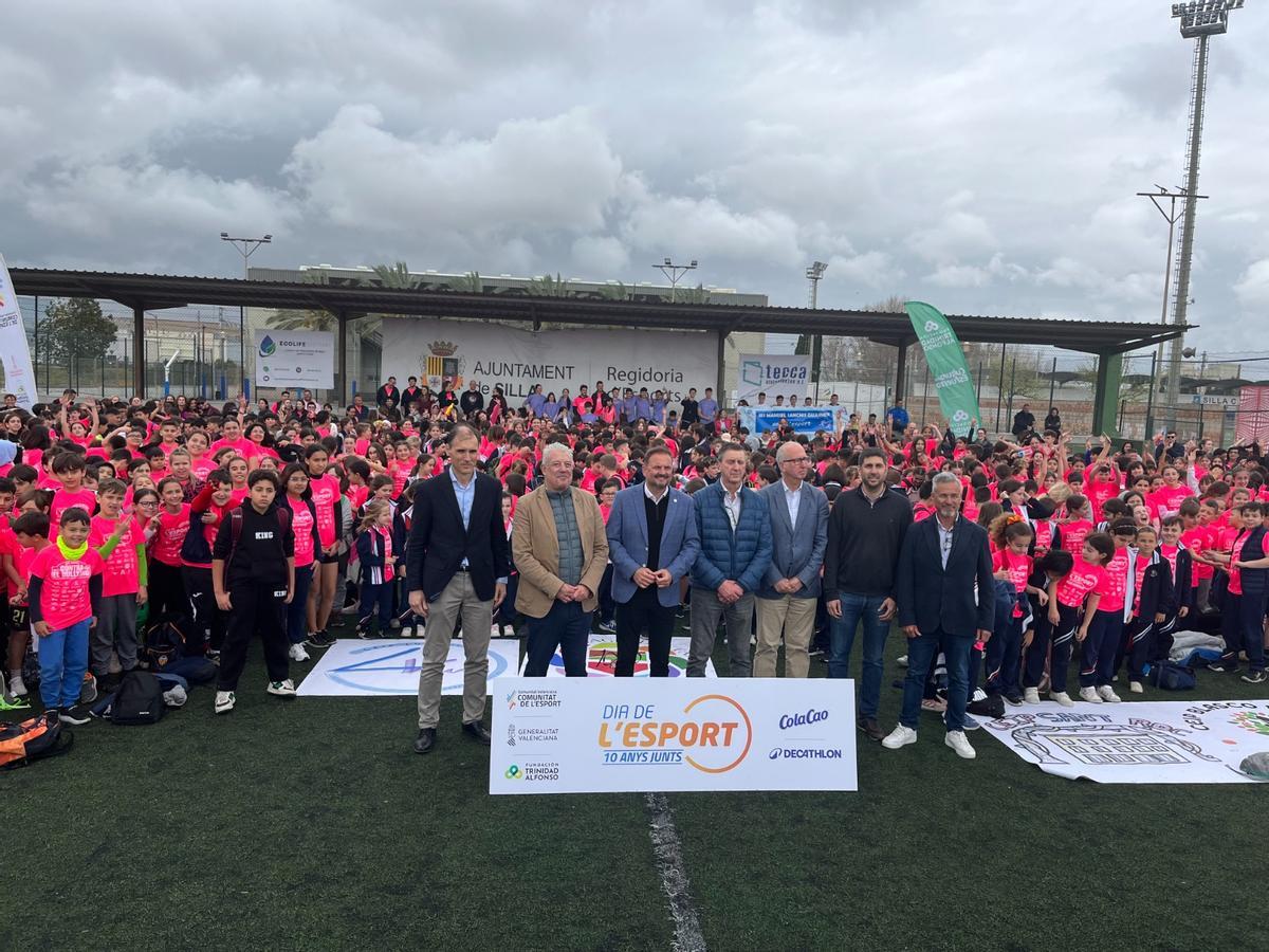 Autoritats i responsables, amb l'alumnat participant de la jornada en Silla.