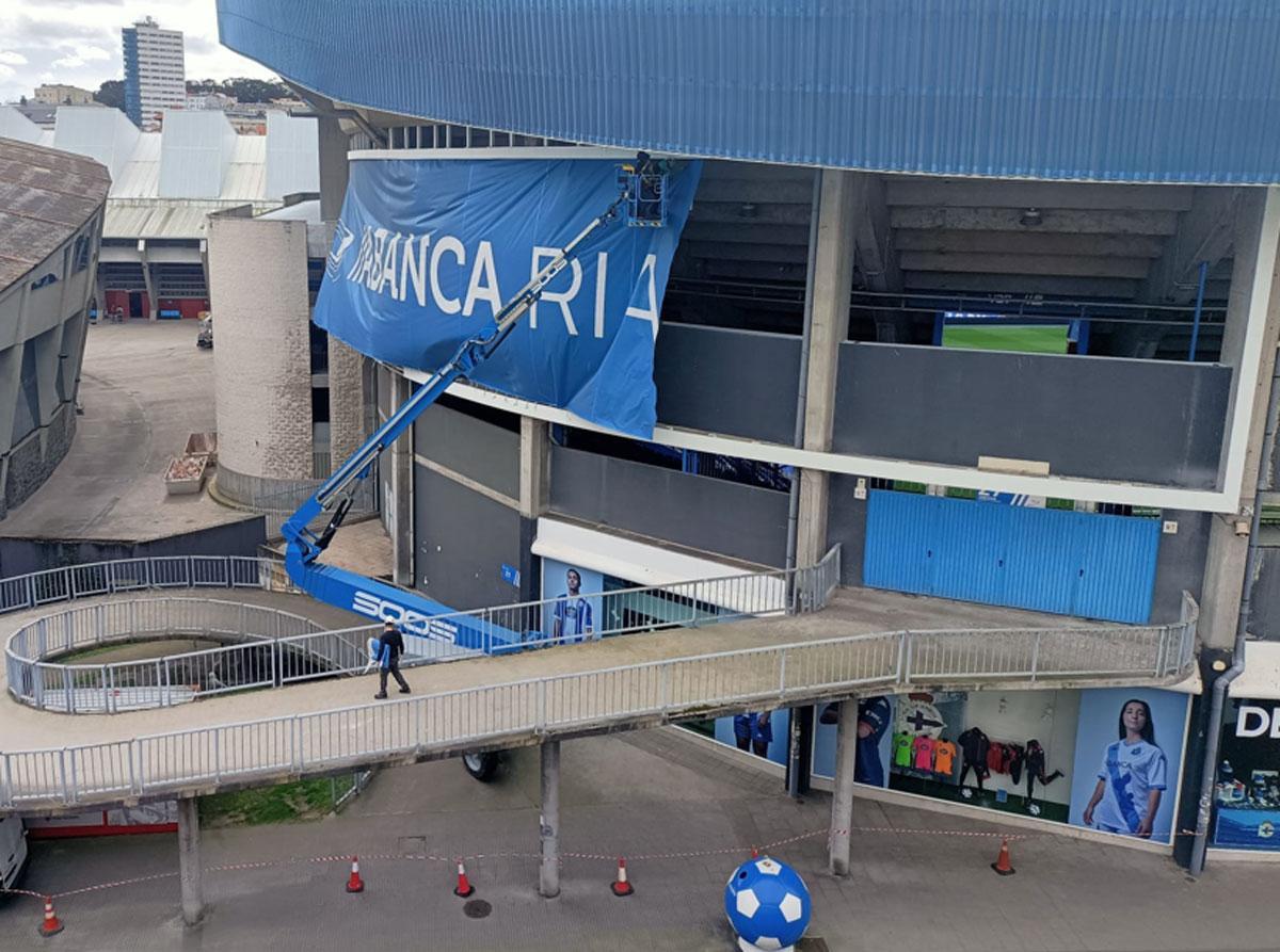 Retirada de la lona en el estadio de Riazor por las fuertes ráfagas de viento.