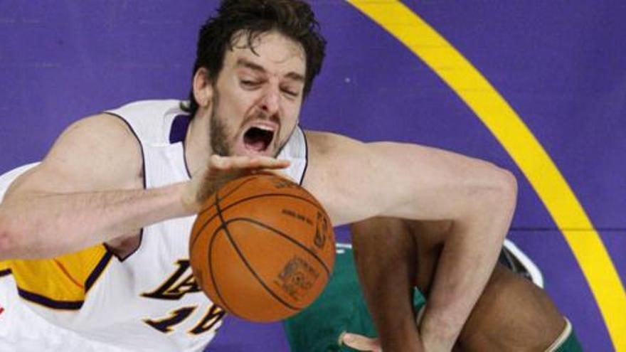 Pau Gasol anotó 13 puntos e hizo 13 rebotes.