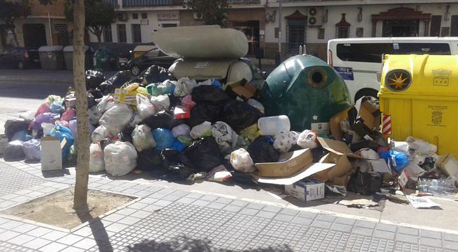 Varios días después de la desconvocatoria de la huelga de limpieza, la basura sigue acumulándose en las calles.