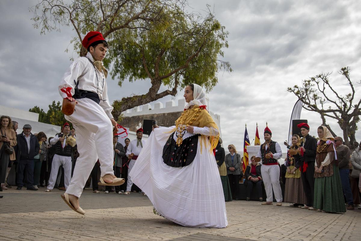 Ball pagès força i arrel - Iris Solana Sánchez - Sant Antoni (Eivissa) Ball pagès força i arrel - Iris Solana Sánchez - Sant Antoni (Eivissa)