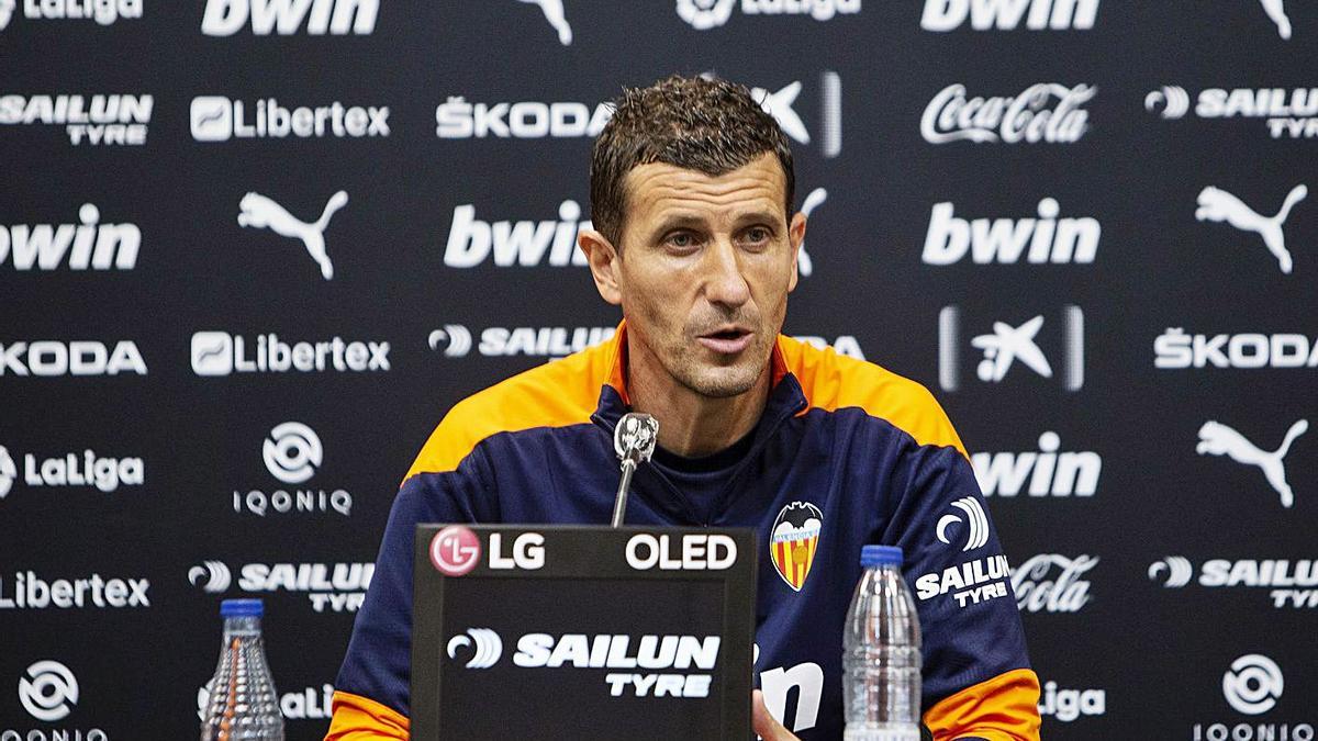 Javi Gracia, ayer, en la sala de prensa de la ciudad deportiva de Paterna. | LÁZARO DE LA PEÑA/VCF