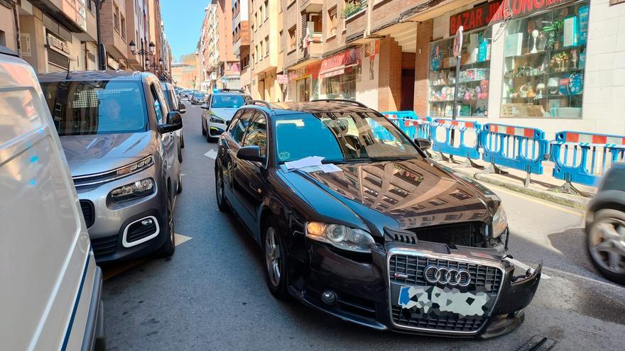 Buscan a un conductor que se dio a la fuga tras chocar contra otro coche en Oviedo