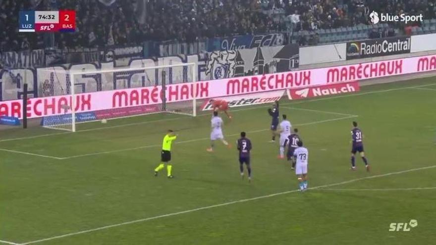 Koba Koindredi marcando un gol para el FC Basel