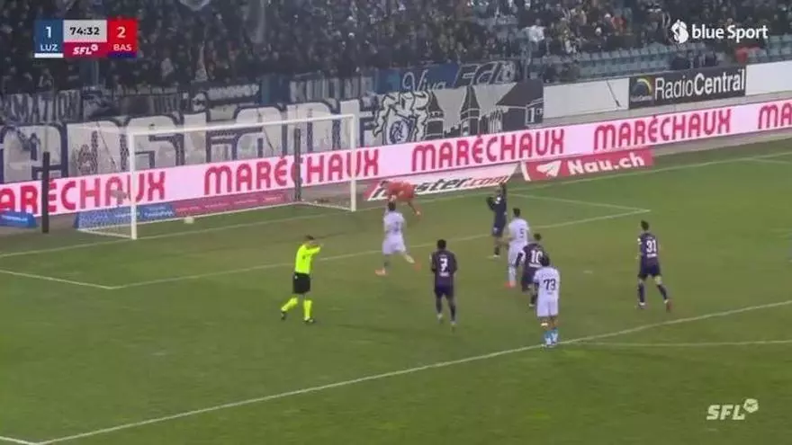 Koba Koindredi marcando un gol para el FC Basel