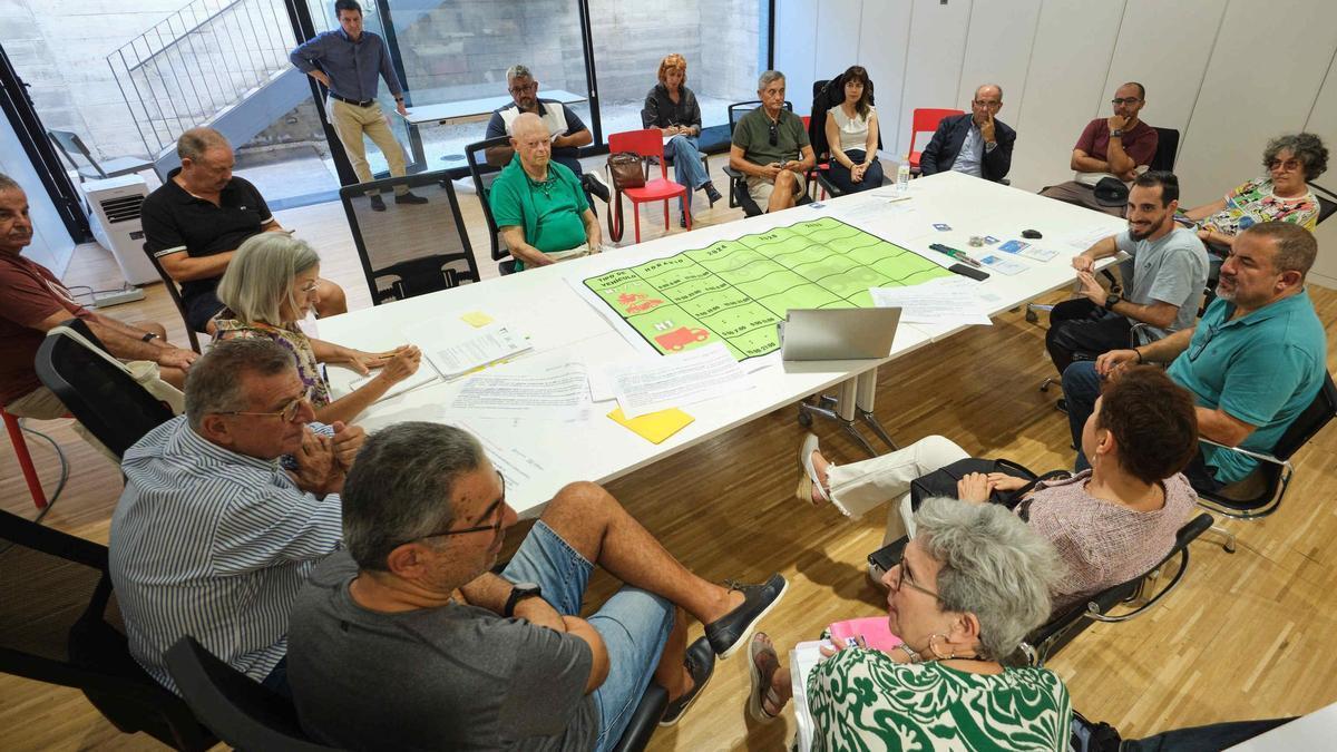 Reunión celebrada por los técnicos de Movilidad y Planificación Estratégica con vecinos del centro.