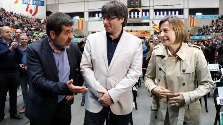 El president de l&#039;ANC, Jordi Sánchez, a l&#039;esquerra, conversa amb Puigdemont i Forcadell.