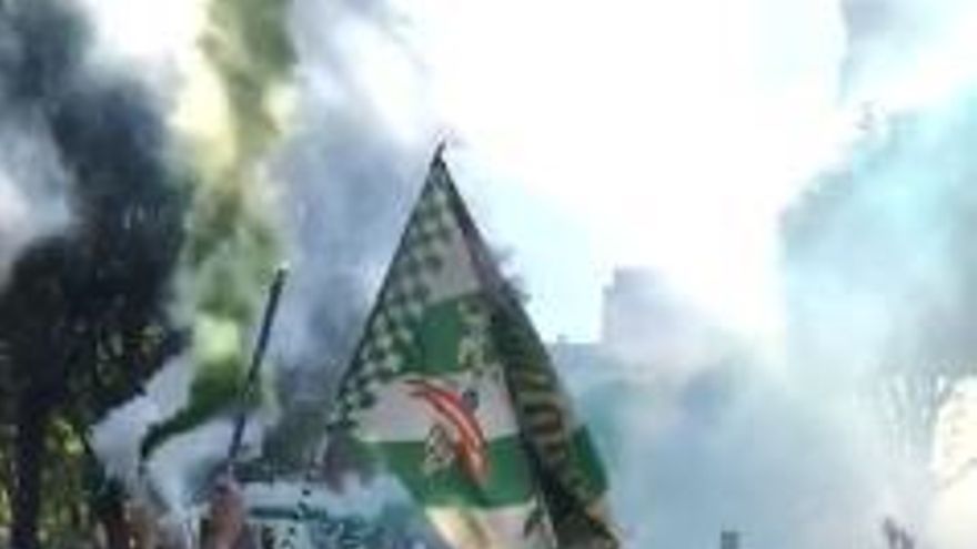 Los aficionados cordobesistas reciben al equipo en el Johan Cruyff.