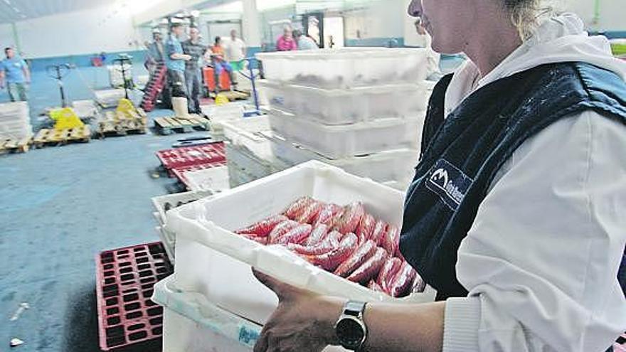 Una trabajadora de la rula, ayer de tarde, colocando cajas de mercancía.