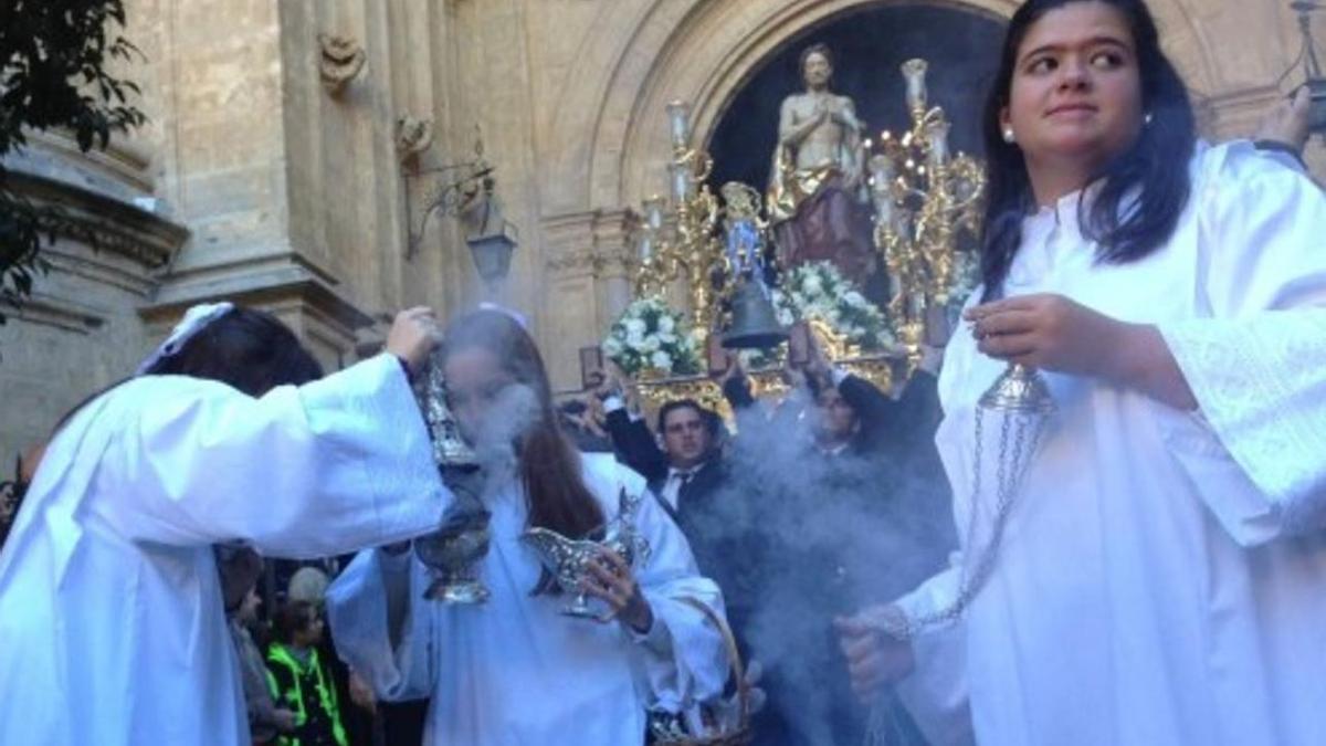 El Resucitado, sobre el trono de María Auxiliadora, sale de la Catedral en 2013.