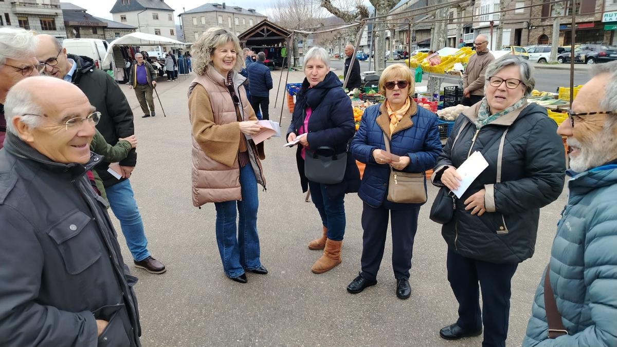 Elvira Velasco durante el acto de campaña celebrado en el mercado de El Puente de Sanabria.