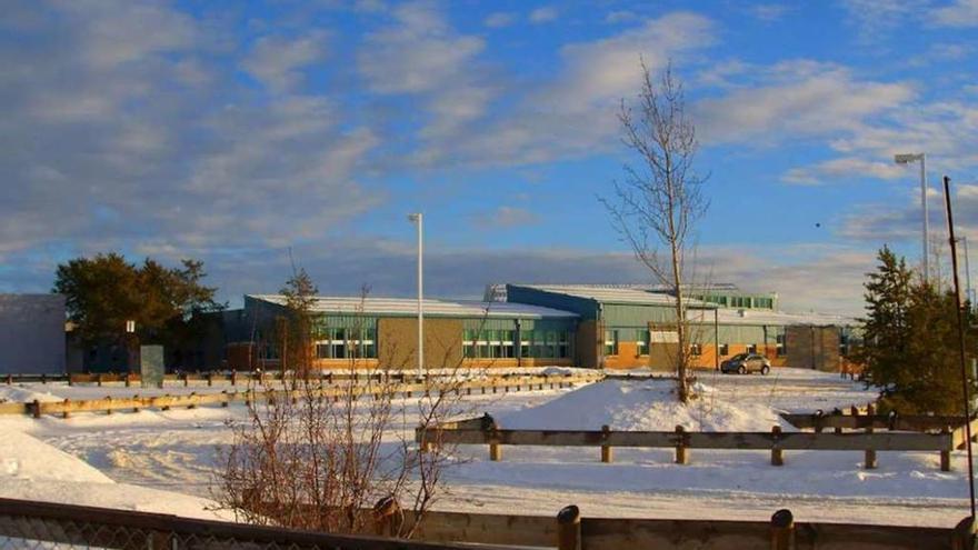 Un canadiense mata en el colegio a sus hermanos