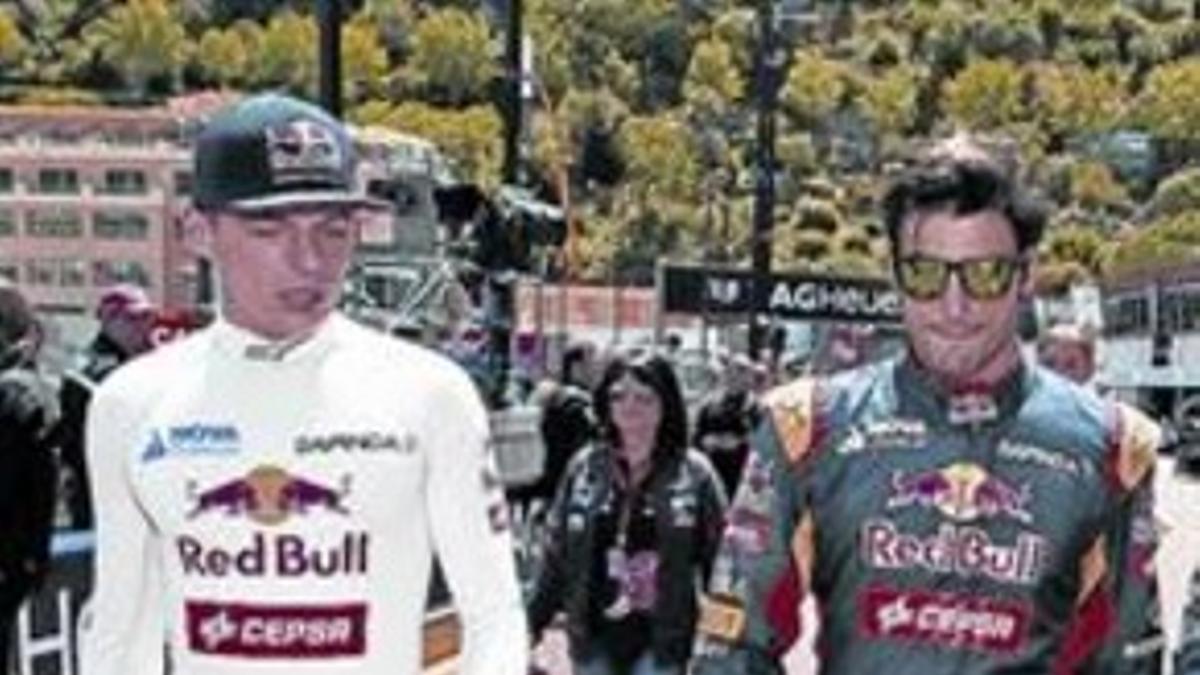 Verstappen y Sainz, en el 'paddock' de Montecarlo.