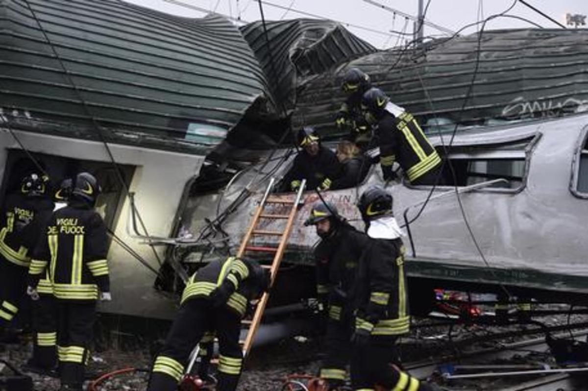 Un treno delle ferrovie Trenord è deragliato tra Pioltello e Segrate, alle porte di Milano, 25 gennaio 2018. Il convoglio era partito da Cremona e diretto sa Milano Piazza Garibaldi. Il 118 ha comunicato che il bilancio provvisorio è di due morti accertati, cinque feriti gravi e alcune decine di feriti lievi. ANSA / FLAVIO LOSCALZO