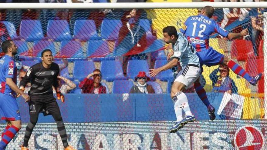 Juanfran e Íñigo López buscan un balón aéreo durante el partido. // LOF