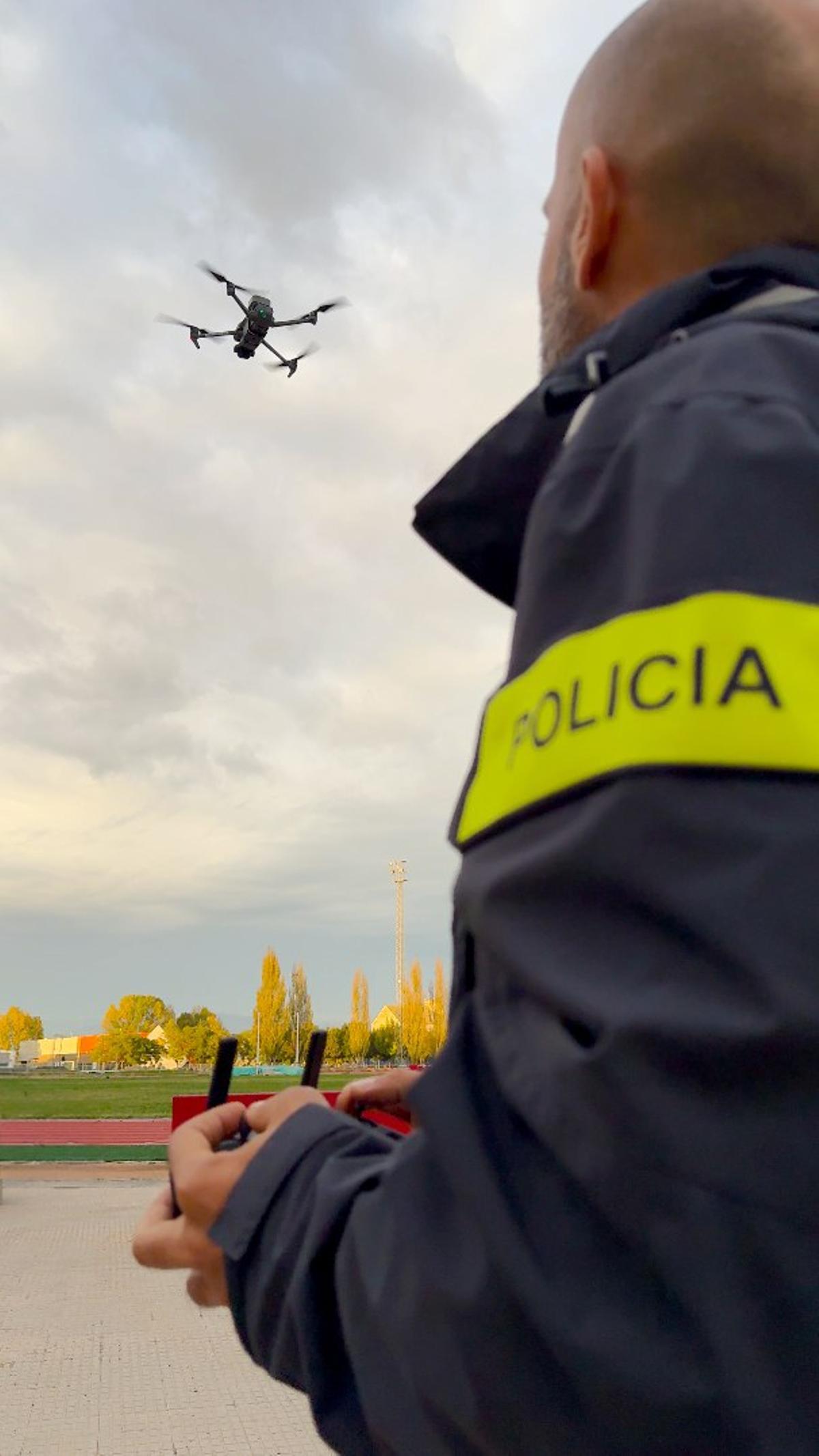 Un agent de la UDRON fent volar un dels aparells dels que disposen.
