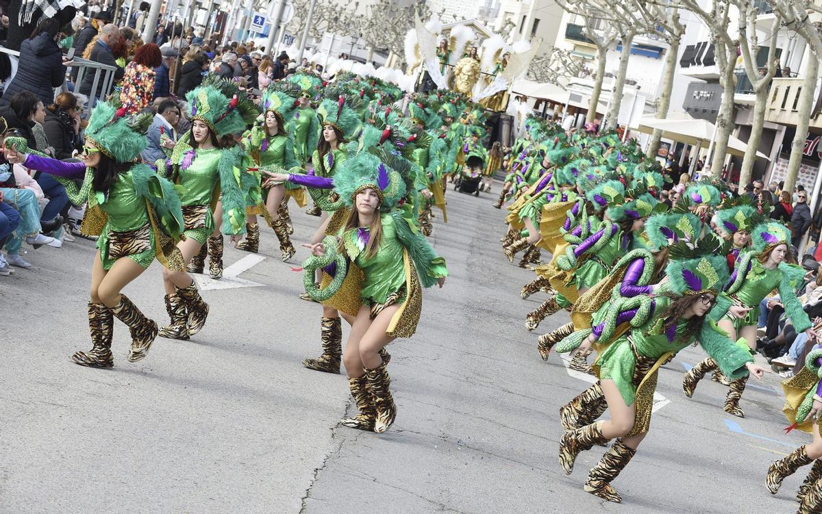 Les "passades" del Carnaval de Roses atrauen un munt de públic.