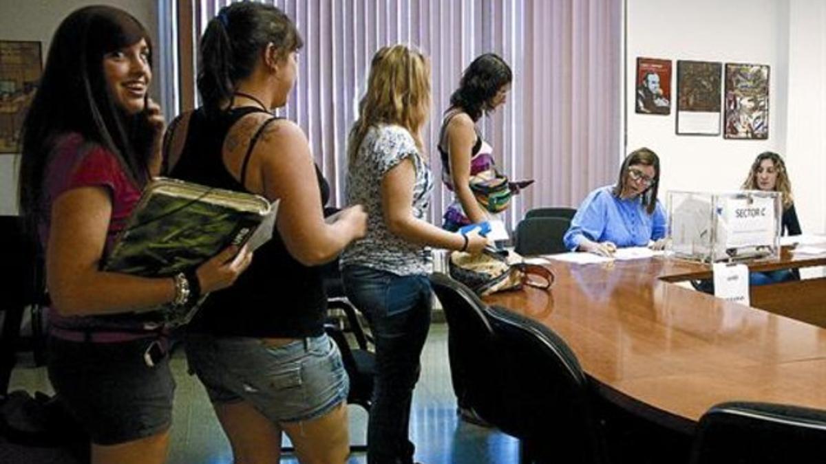 Estudiantes de la UAB hacen cola para votar en las elecciones a rector, en mayo pasado.