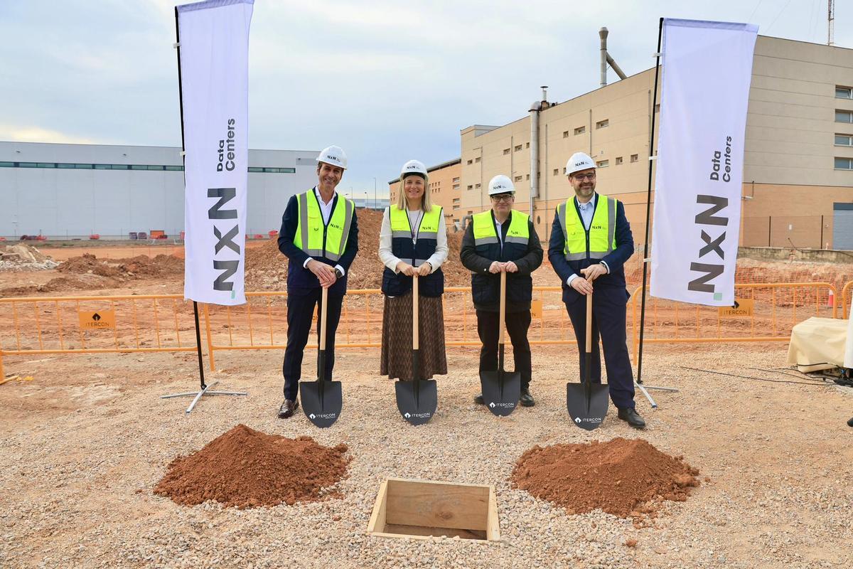 Un momento del acto simbólico de la primera piedra del edificio.