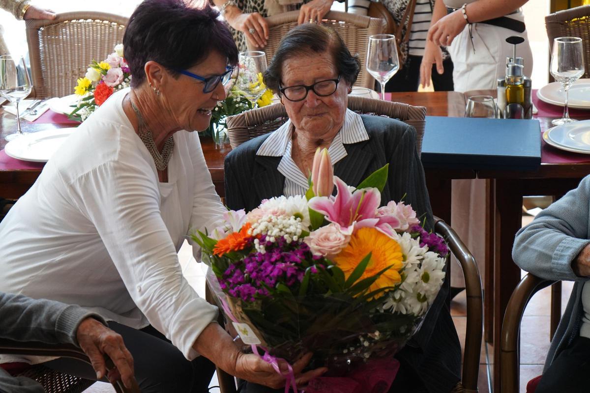 Eulalia celebrando su cumpleaños número 100 junto a su familia.