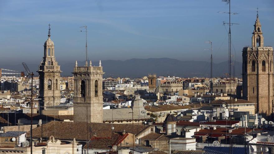 La boina de contaminación sobre la ciudad de València.