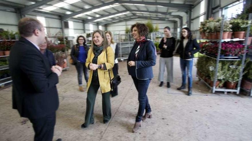 Teresa Pedrosa y Sandra González, durante la visita a Tomiño. // C.T.