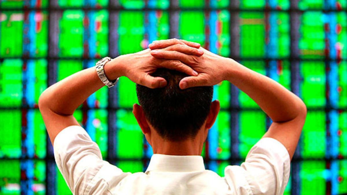 Un home observa preocupat l’evolució dels preus a la borsa de valors de Taipei (Taiwan). L’economia asiàtica està atenta a les fluctuacions de l’economia europea.