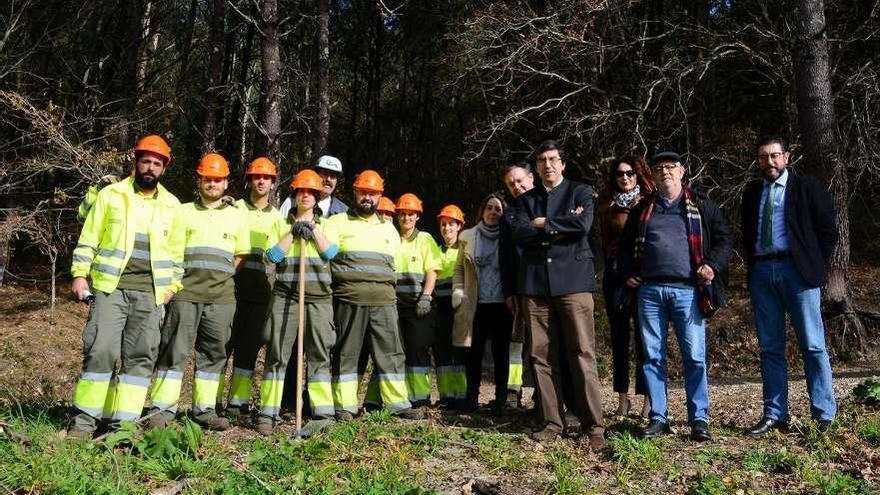 El delegado de la Xunta y el alcalde de Cangas (centro), con alumnos y resto de políticos. // G.N.