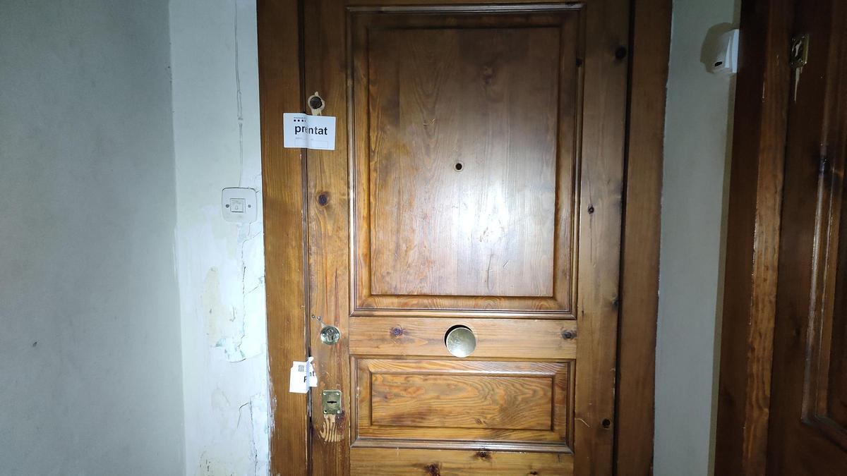 La porta precintada del pis on van ser detinguts els acusats del crim de la Baells
