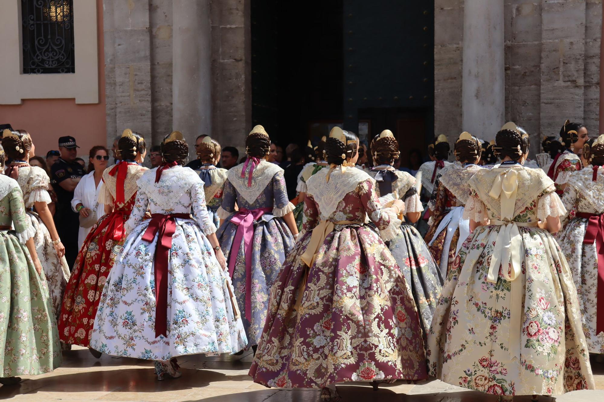 Baño de multitudes de las candidatas a Fallera Mayor de València 2025