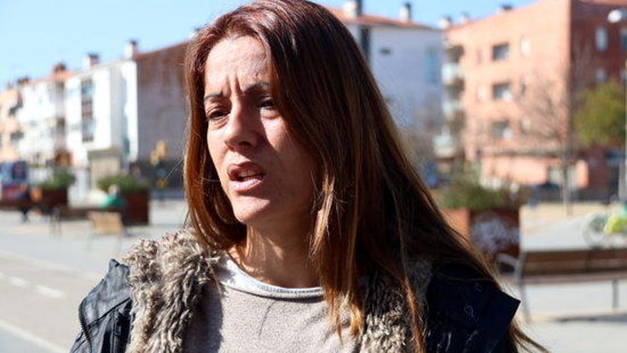 La portaveu del sindicat USO a Girona, Lídia Arasanz, explicant la situació de la plantilla de Ryanair.