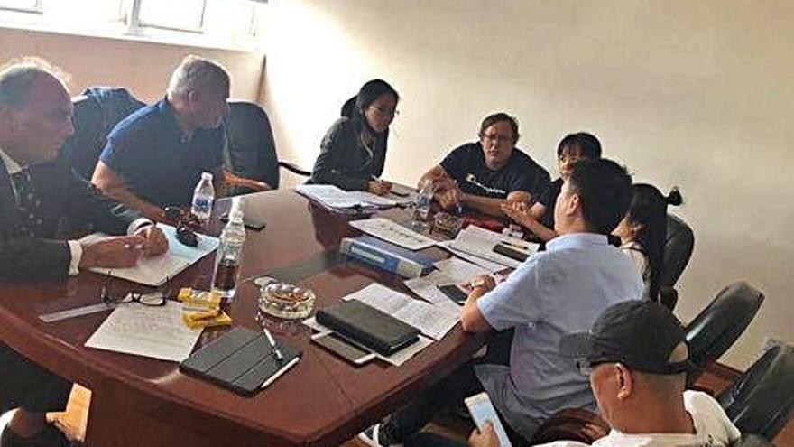 Mesa de negociación entre representantes de Subastas Coruña SL y de la empresa china HongDong.