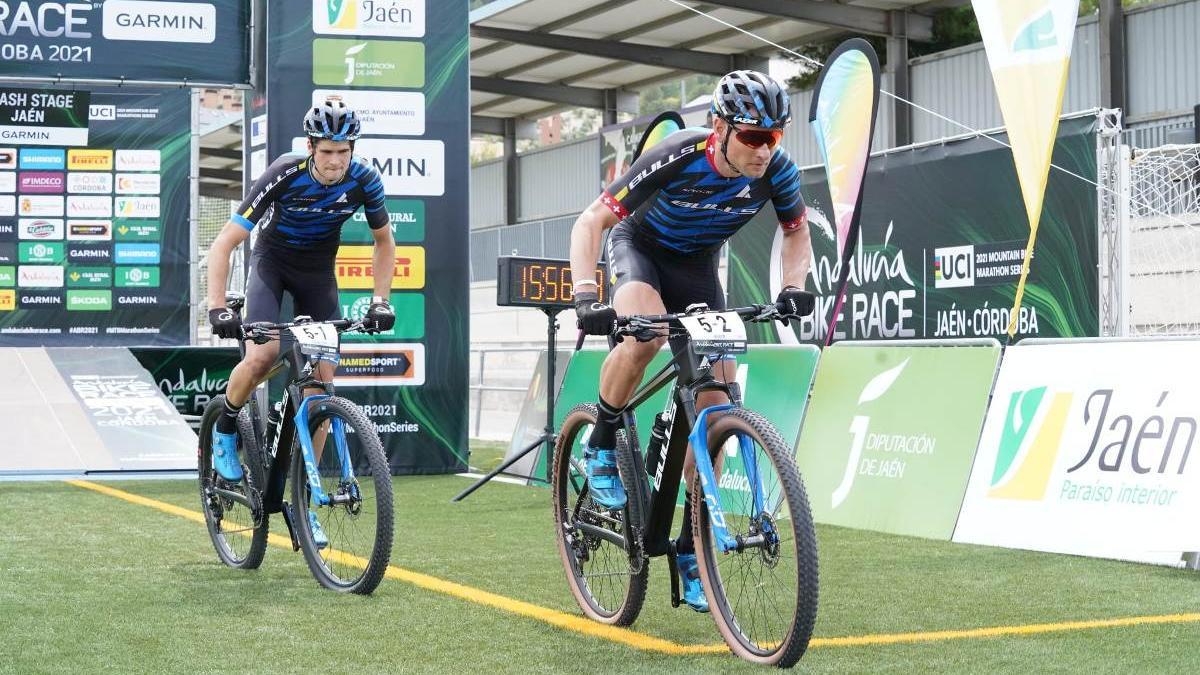 Huber y Schenller, en la salida de la etapa prólogo de la Andalucía Bike Race.