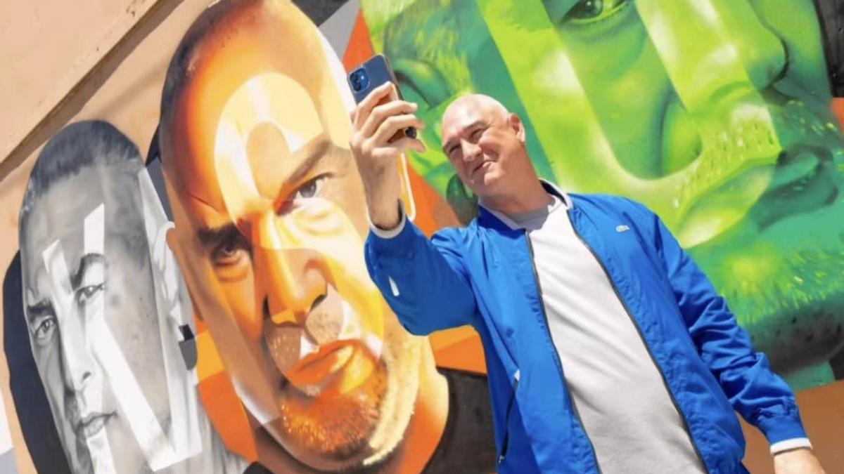 Kase.O en el mural gigante que le han dedicado en El Salvador.