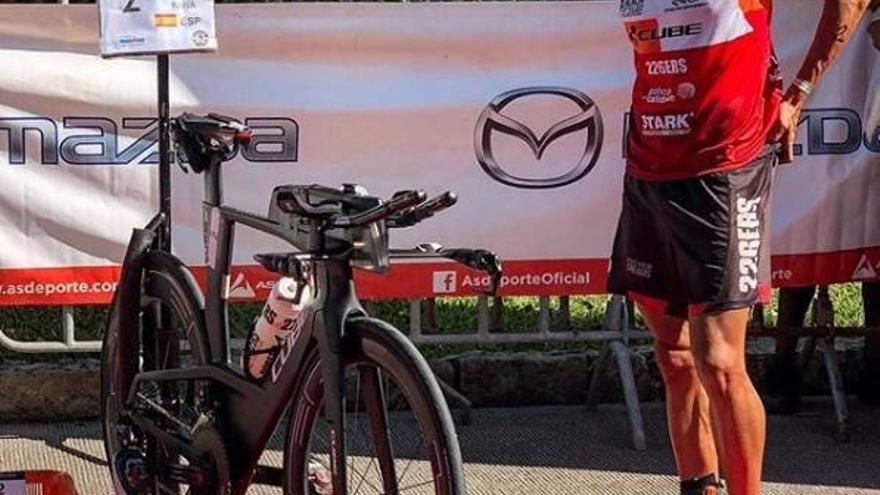 Iván Raña, colocando la bicicleta antes de la carrera. // @ivanranafuentes