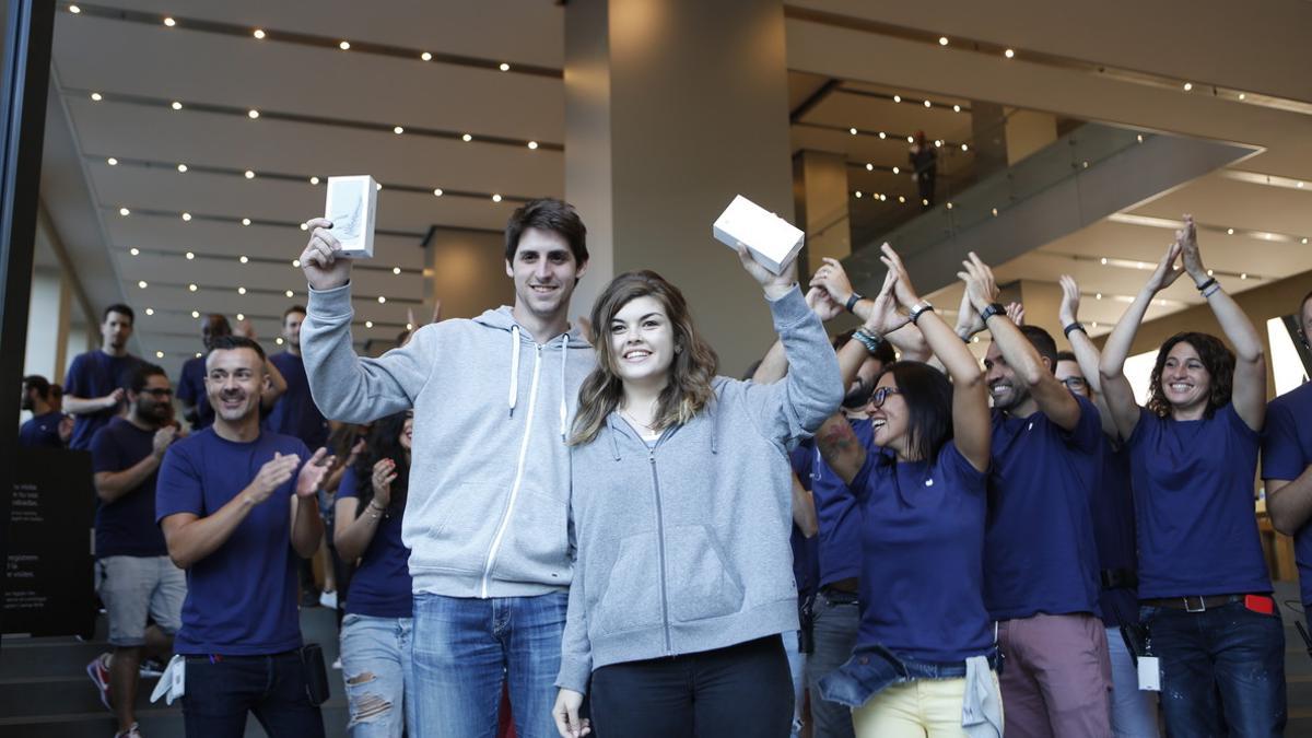 Roger Ribó y Clara Bayés, los primeros en comprar el iPhone 7 en Barcelona.