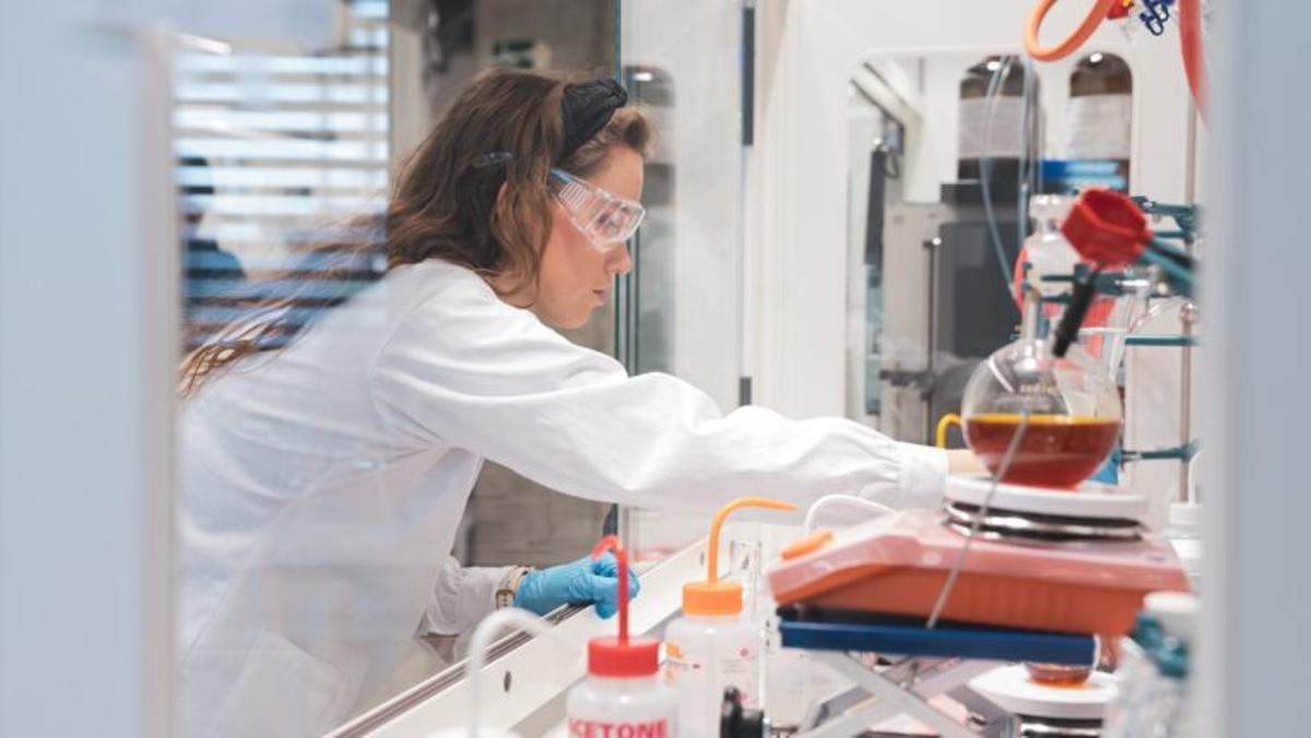 Científica trabajando en laboratorio