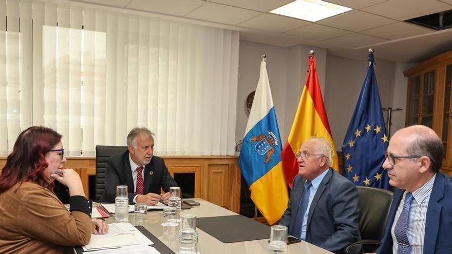 Gobierno y transporte escolar sellan la paz: no habrá más paros de guaguas por ahora y fijan un plan de pago