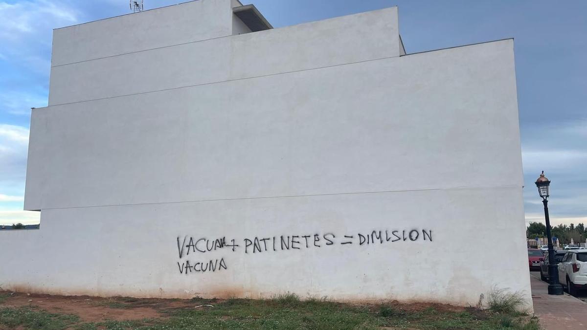 Pintada en la fachada de la casa del alcalde de Rafelbunyol Fran López.