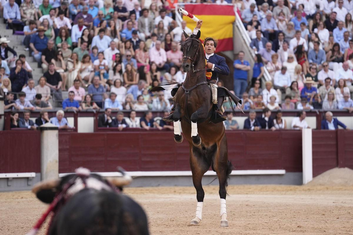 El rejoneador Sebastián Fernández en su faena durante la corrida de rejones que se celebra hoy sábado en la plaza de Las Ventas.