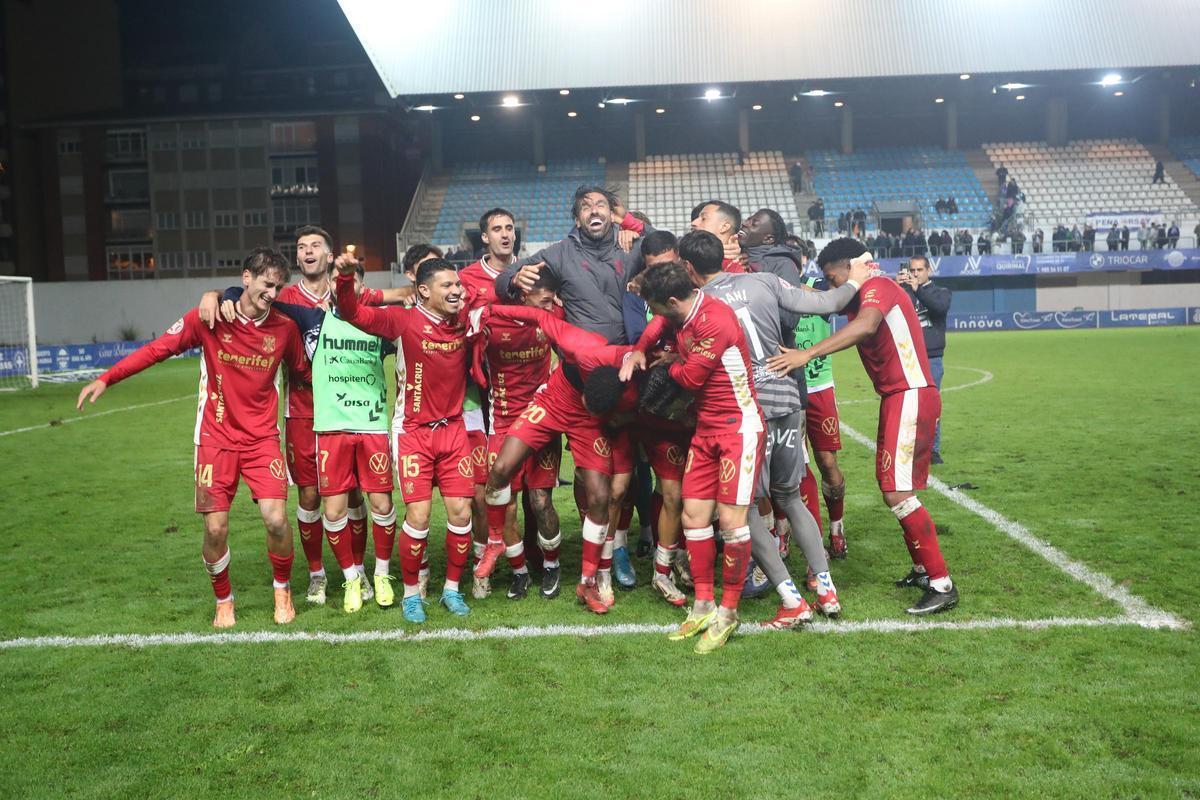 Los jugadores del CD Tenerife celebran la victoria contra el Avilés en el partido de la primera vuelta.