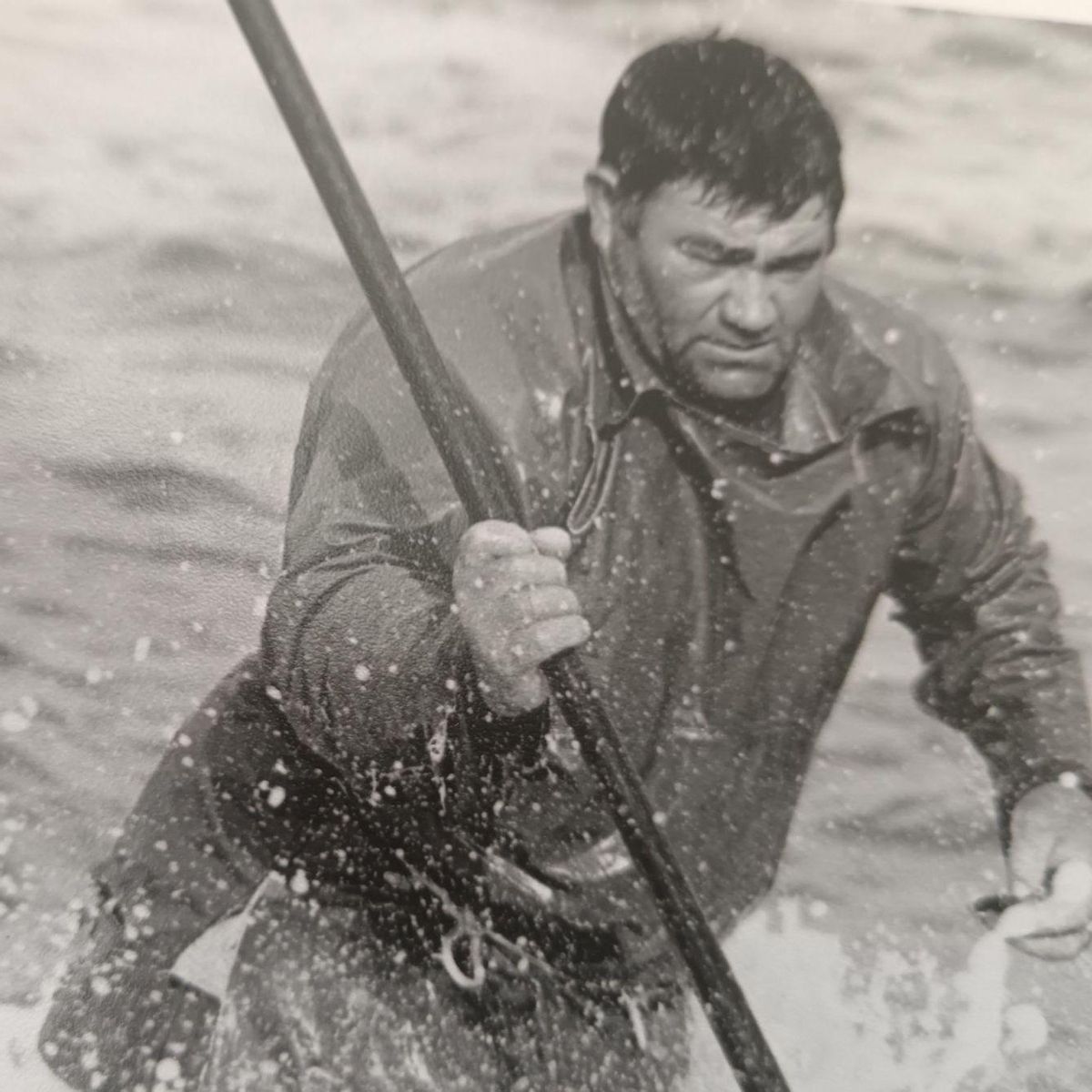 Elisardo González traballando no percebe no ano 1997.